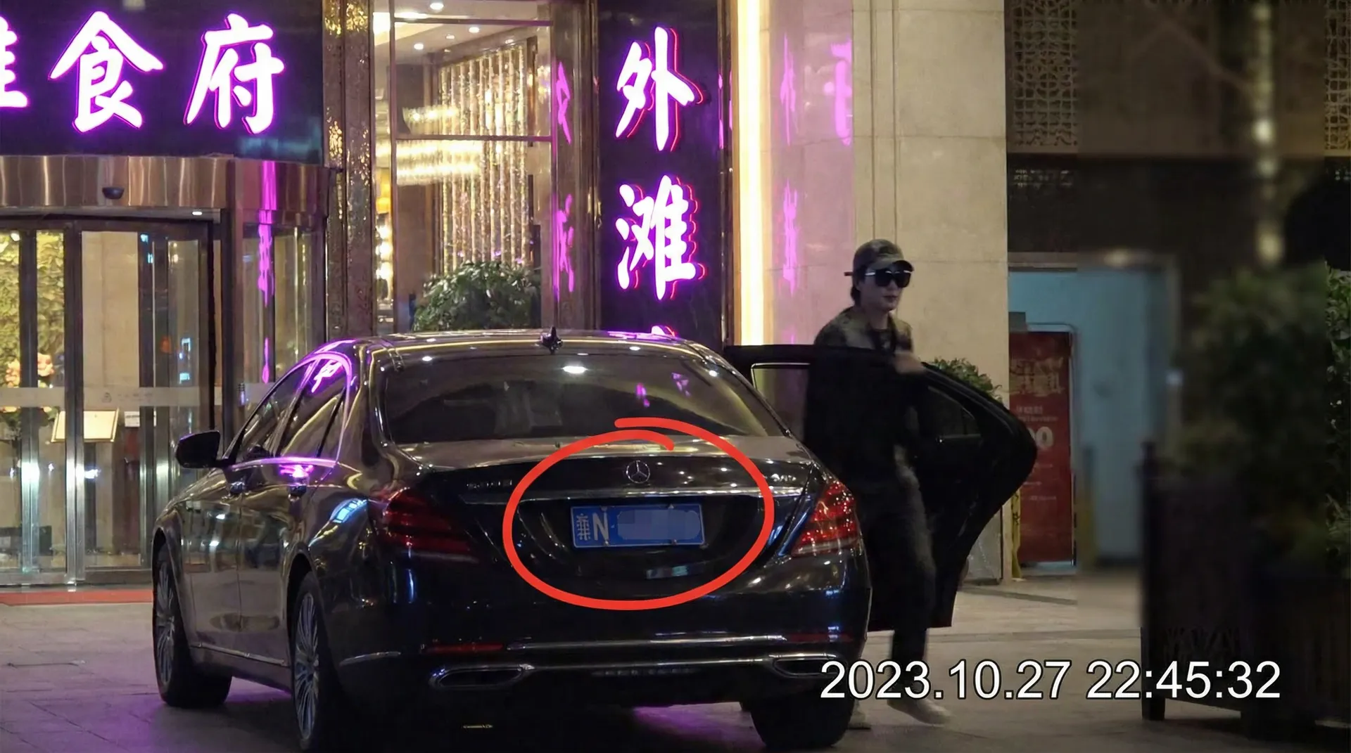 五一吃瓜官网-网络热门事件|网红事件|五一吃瓜平台 - 豪车餐厅外被拍